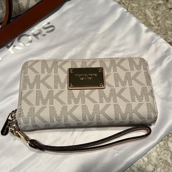 Michael Kors MK design beige handbag and matching shoes wallet - Picture 2 of 14